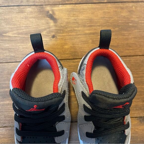 Nike Black and Red Sneakers with Classic Basketball Design - Picture 4 of 7